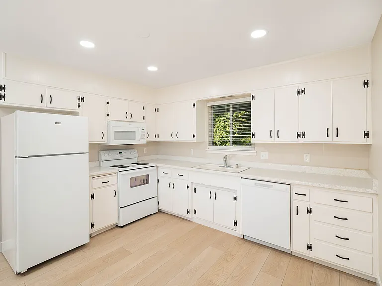 El Camino Duplexes — Photo 28