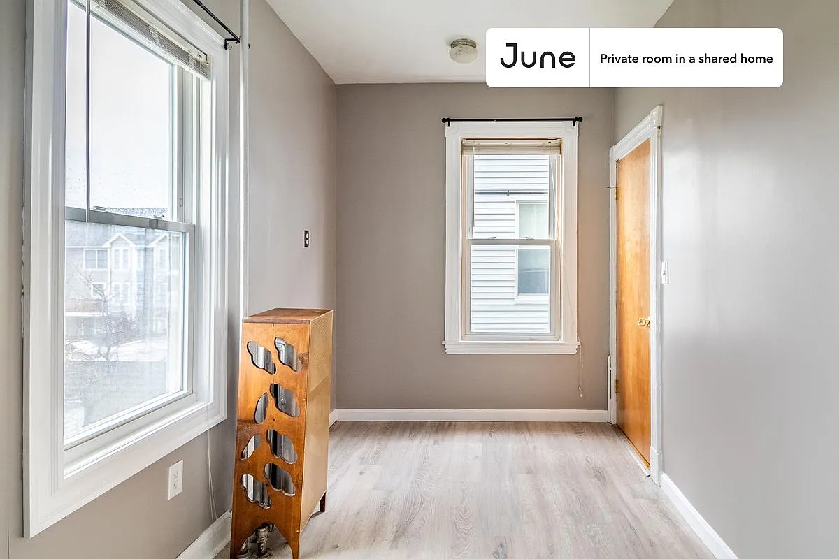 Full bedroom in 5 bed/1 bath home in Somerville #1702 E — Photo 2