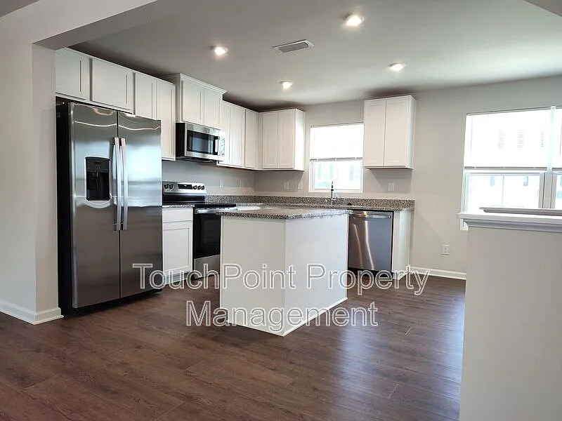 3 bed, 2.5 bath, 1576 sqft, $1,795 — Photo 3