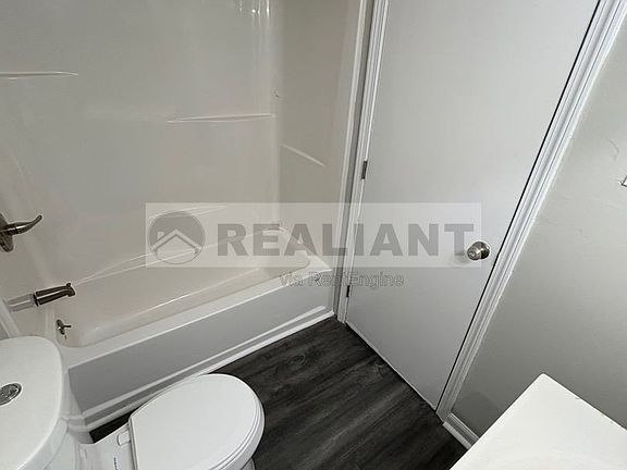 4th image of 2021 Cambridge Dr #10