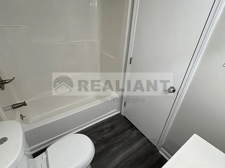 2021 Cambridge Dr #10 — Photo 4