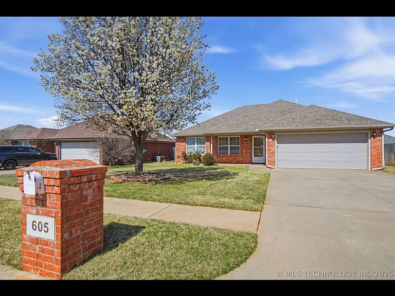 605 E Linden Ln — Photo 1