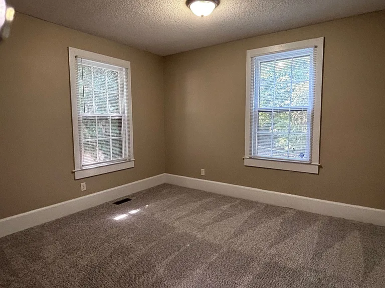 206 E Whittington St — Photo 11