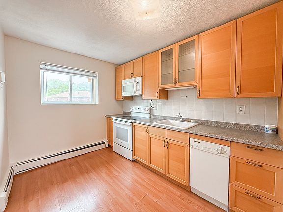 3rd image of 28 Westgate Rd APT 5