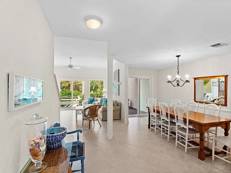 560 N Monterey Dr — Photo 5
