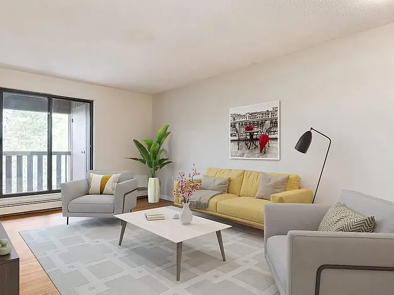 640 Robert St E — Photo 4