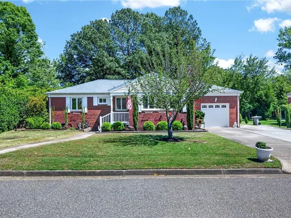 3 Commander Dr, Hampton, VA 23666