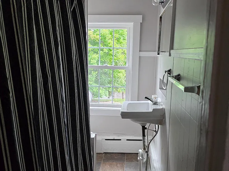102 E Oak St — Photo 7