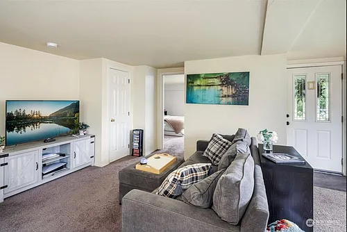 2043 Yew St Photo 1