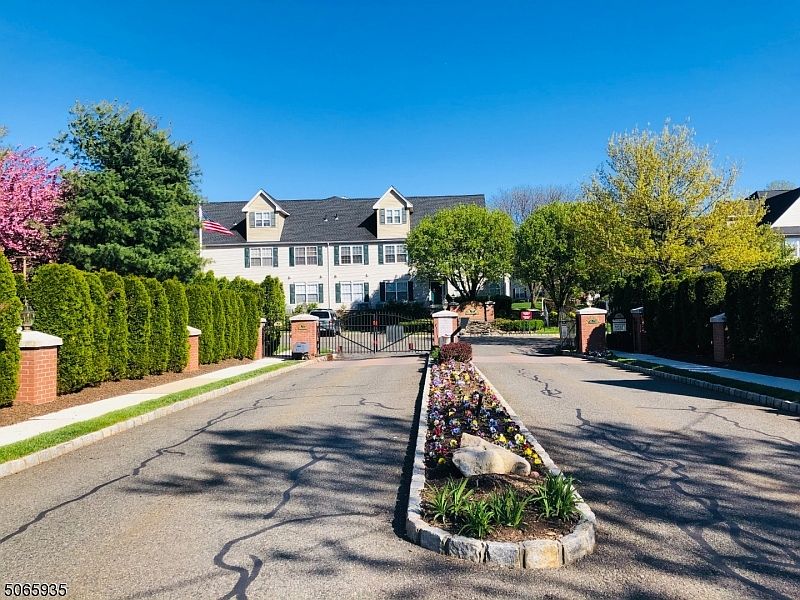 1st image of 207 Cambridge Ct