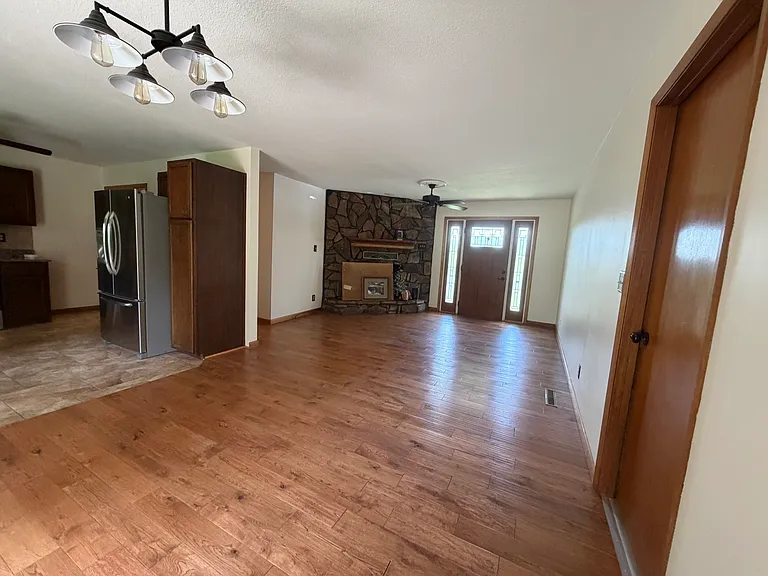 371 Greenbrier Dr — Photo 6