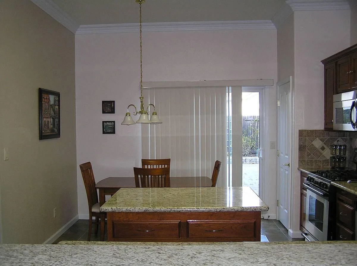 208 Bettencourt Dr — Photo 4