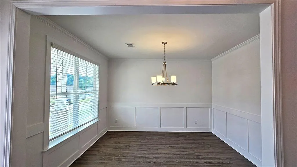5 bed, 3.5 bath, 2562 sqft, $2,800 — Photo 3