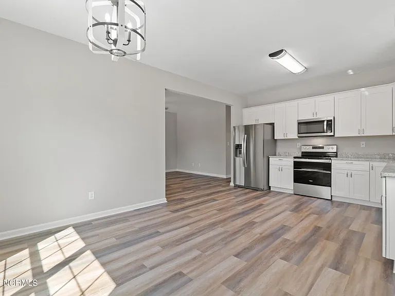 704 Harney St — Photo 11