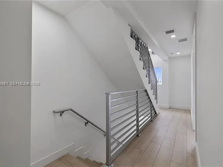 434 SW 10th St #Townhouse A — Photo 10