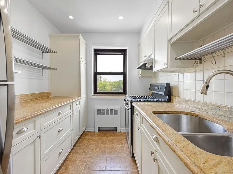 2335 Hudson Ter #D6 — Photo 1