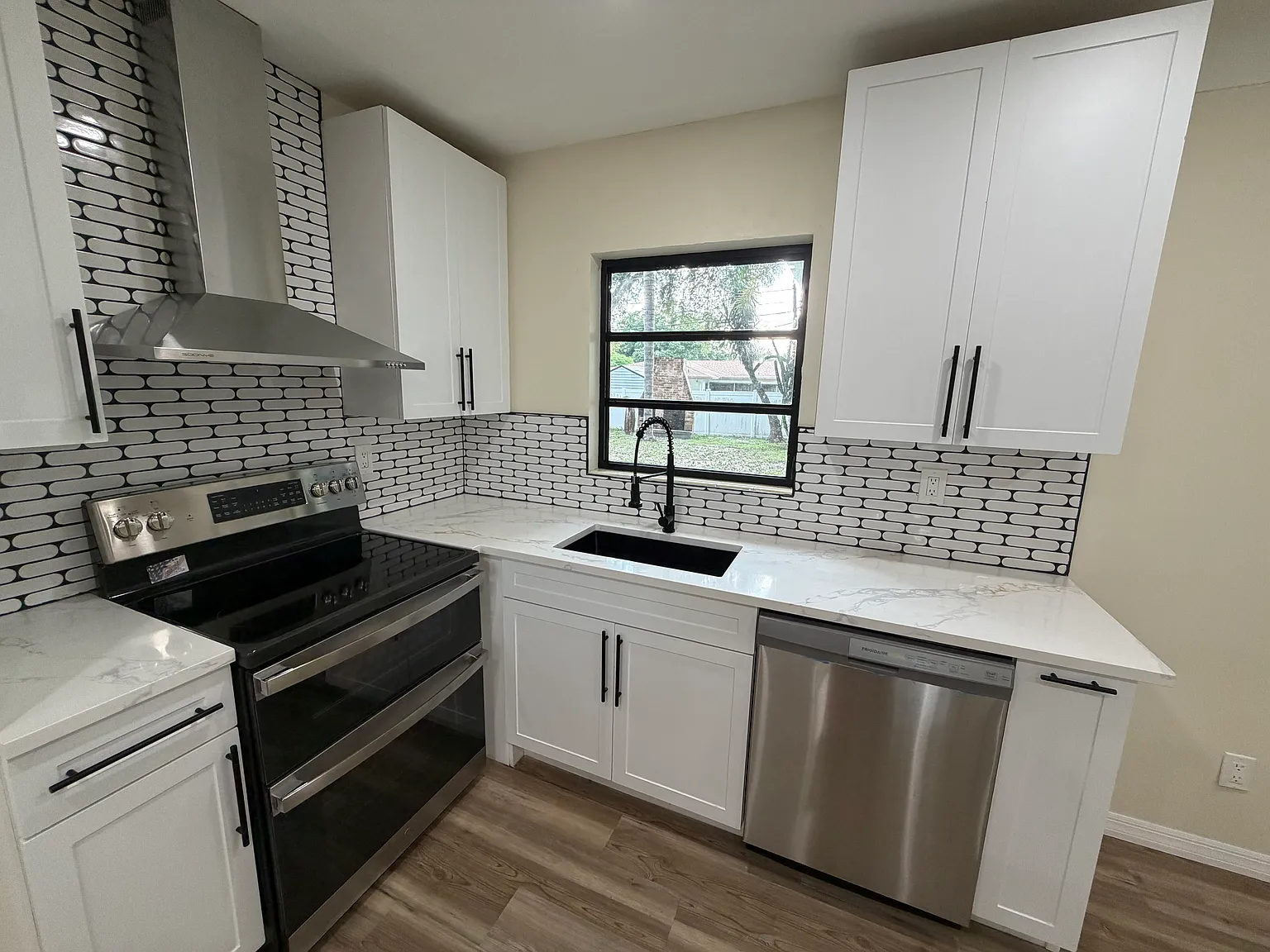 3 bed, 1124 sqft, $3,100 — Photo 2