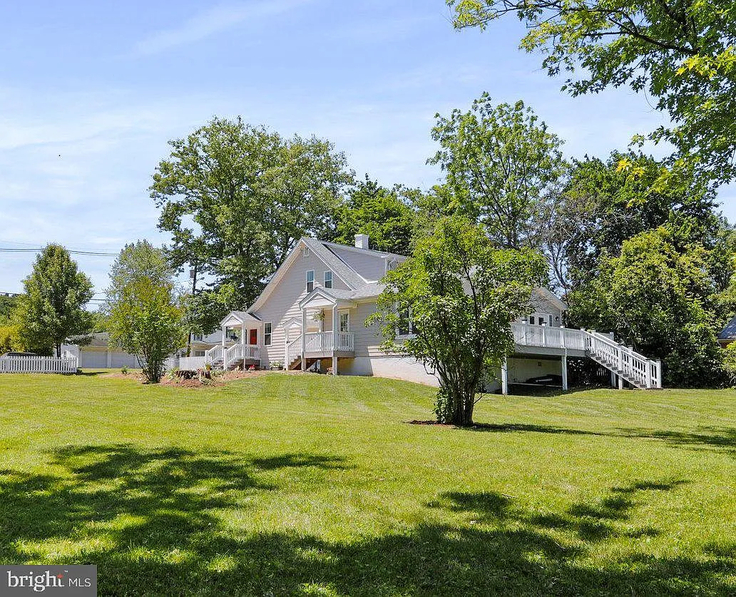 145 E Rosemary Ln photo 1