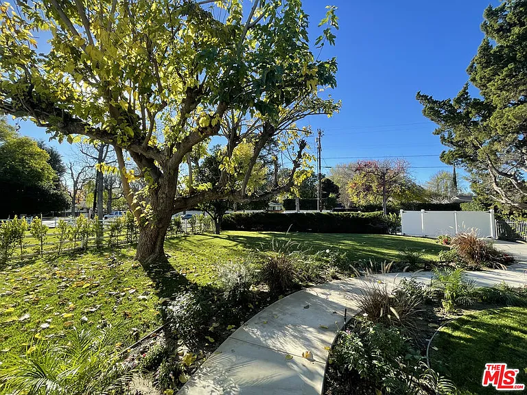 6652 Orion Ave — Photo 2