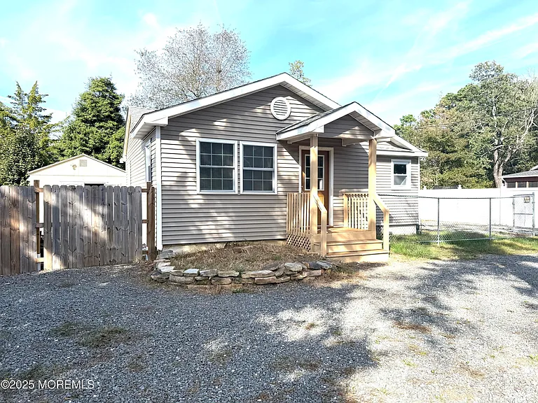 410 Bay Way — Photo 2