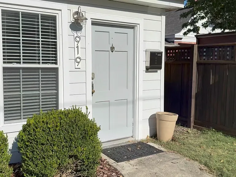 919 Elm St — Photo 13