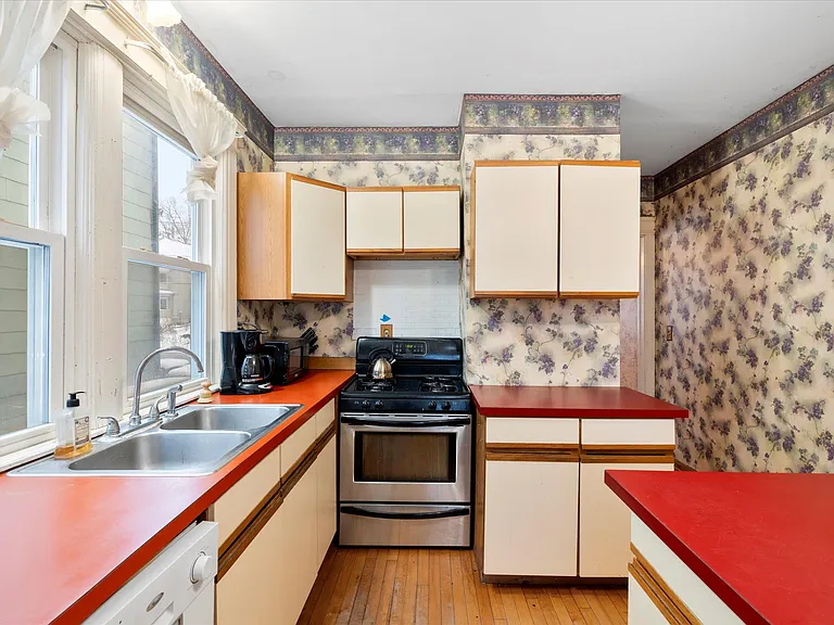 925 Westcott St — Photo 14