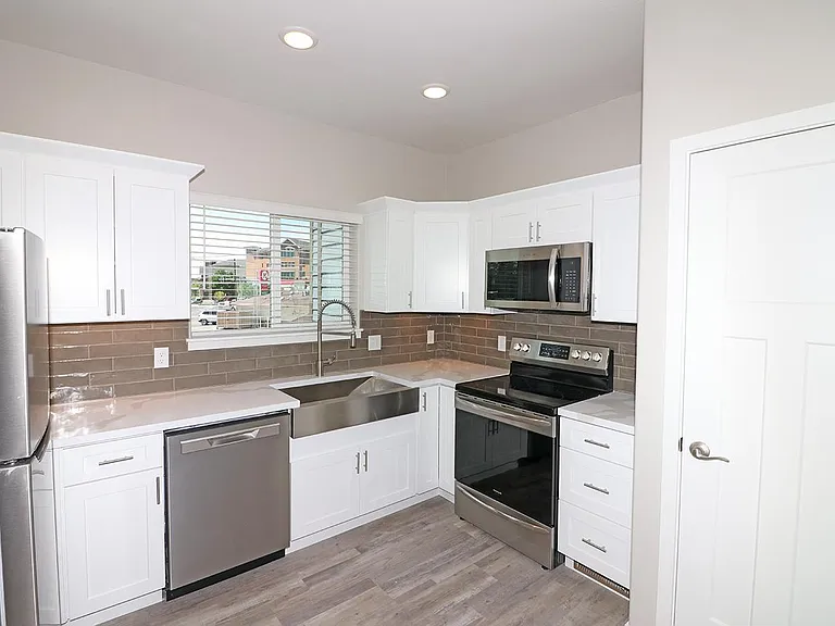 1030 Belford Ave — Photo 8