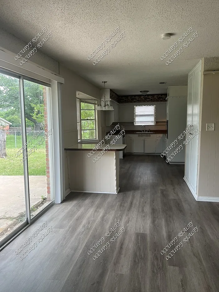 4 bed, 2.0 bath, 1550 sqft, $1,795 — Photo 2