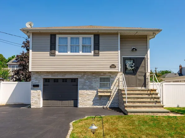 644 N Alleghany Avenue, Lindenhurst, NY 11757