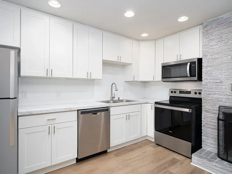 Columbia Court Apartments — Photo 35