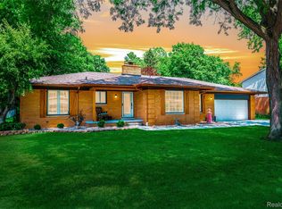 8366 Glengarry Rd, Grosse Ile, MI 48138