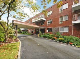 320 E Shore Rd APT 8C, Great Neck, NY 11023