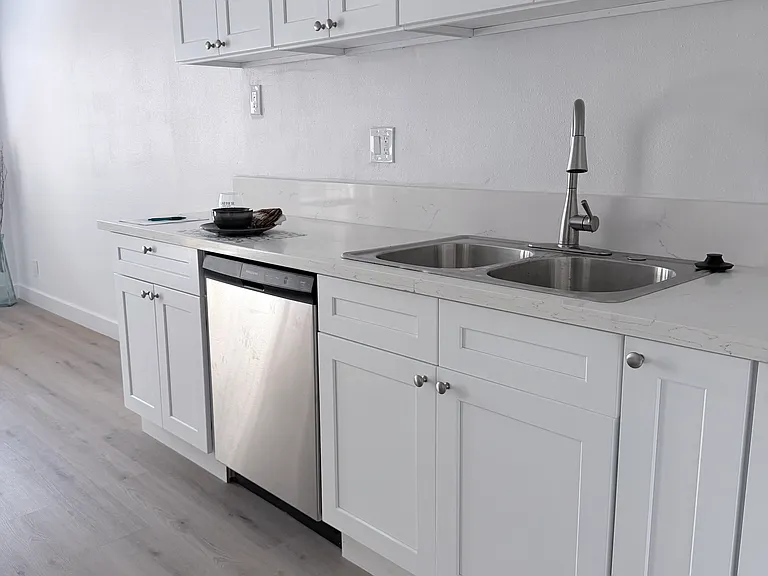 8512 Balboa Blvd #11 — Photo 4