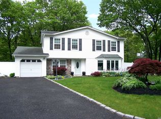 41 Songsparrow Ln, Centereach, NY 11720