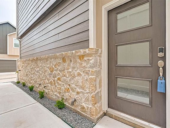 3rd image of 1521 W Oak Dr