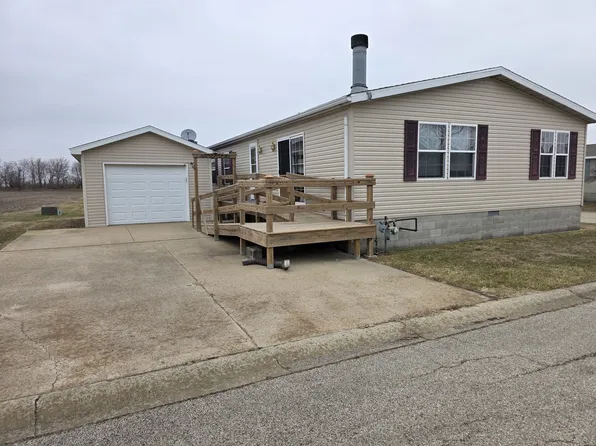 106 Champion Dr, Chenoa, IL 61726