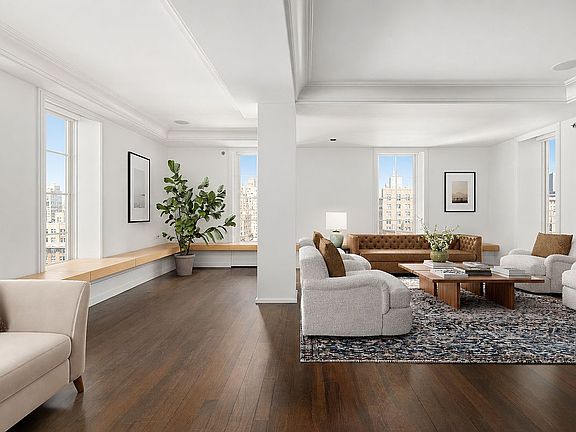 3rd image of 140 E 63rd St APT 14B