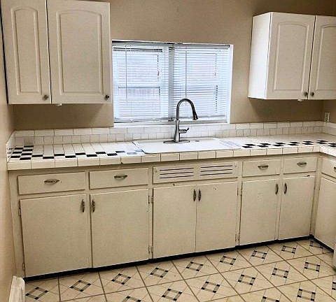 2nd image of 694 Lincoln Ave APT 1