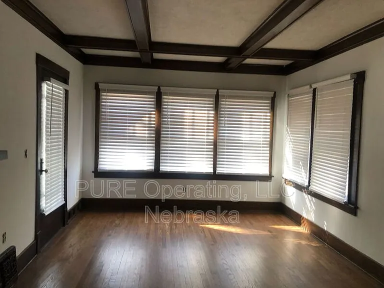 5012 Burt St — Photo 6