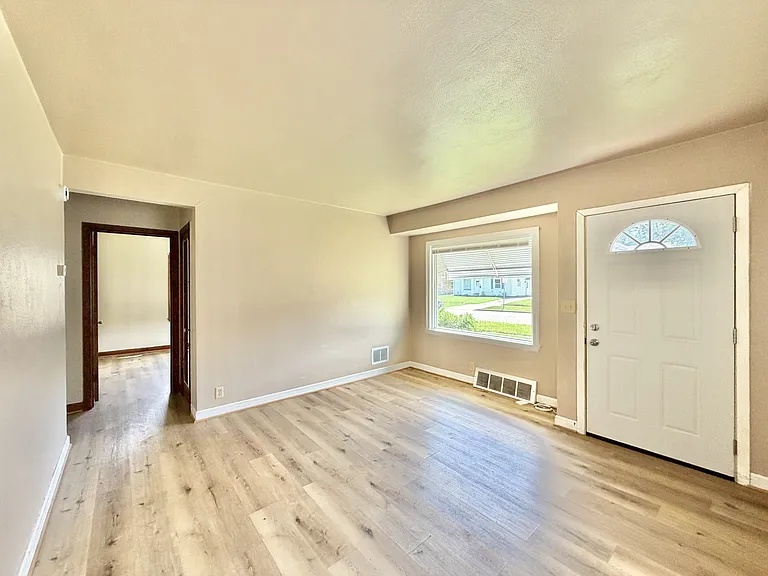 1029 McKinley Ave — Photo 4