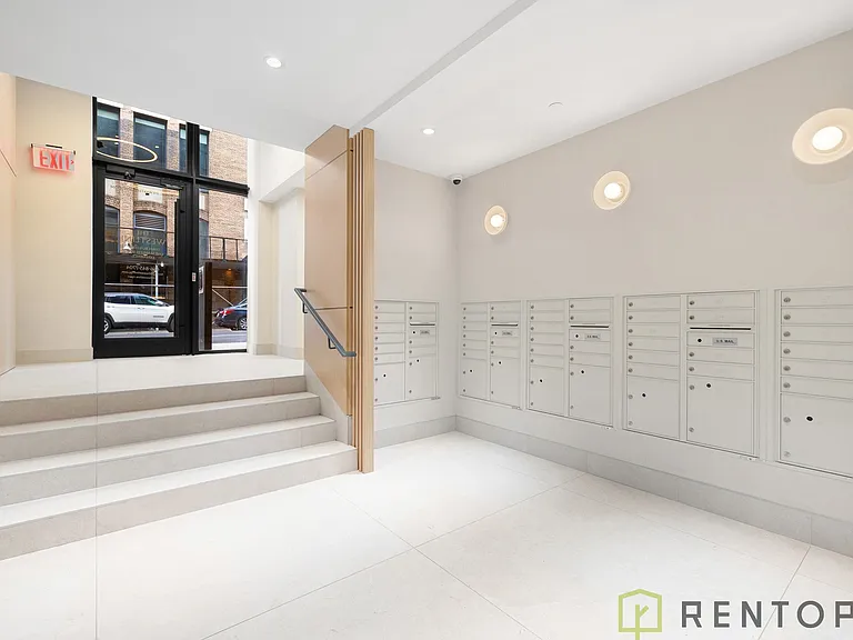 555 W 45th St #701D — Photo 56