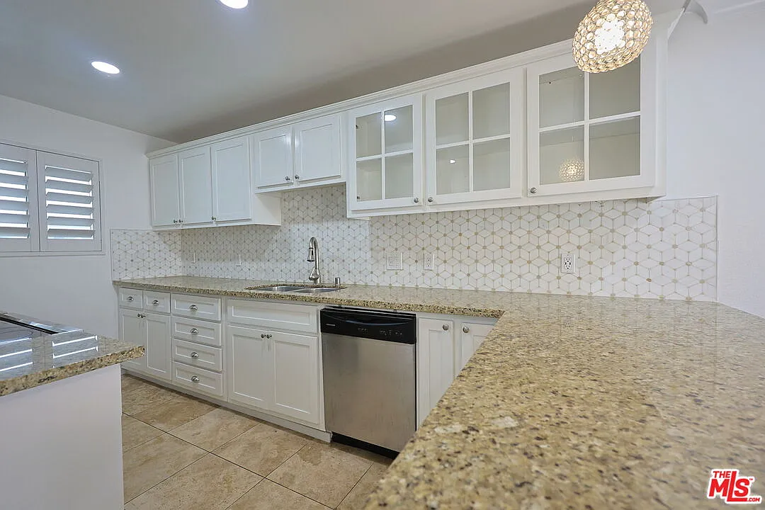 2 bed, 2.0 bath, 938 sqft, $4,290 — Photo 4