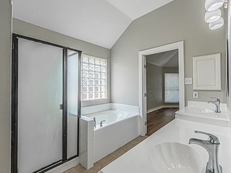 7624 Vista Creek Ln — Photo 33