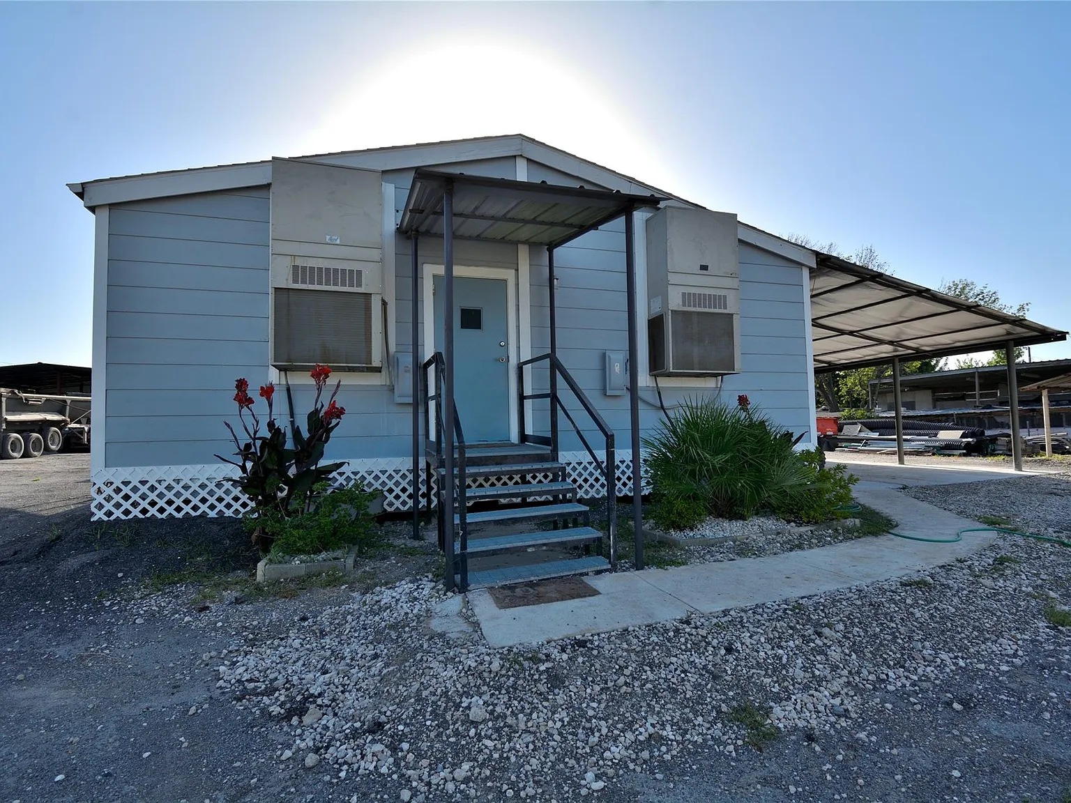 3 bed, 1.0 bath, 1100 sqft, $1,400 — Photo 2