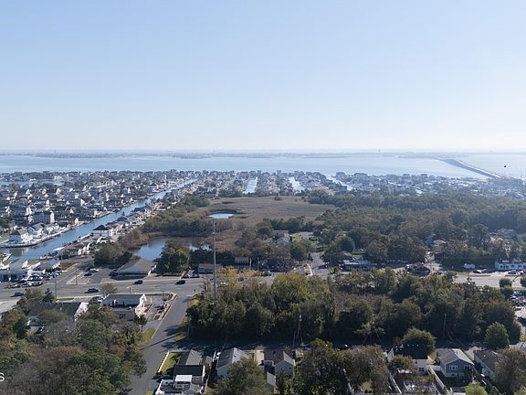 3rd image of 562 George Road