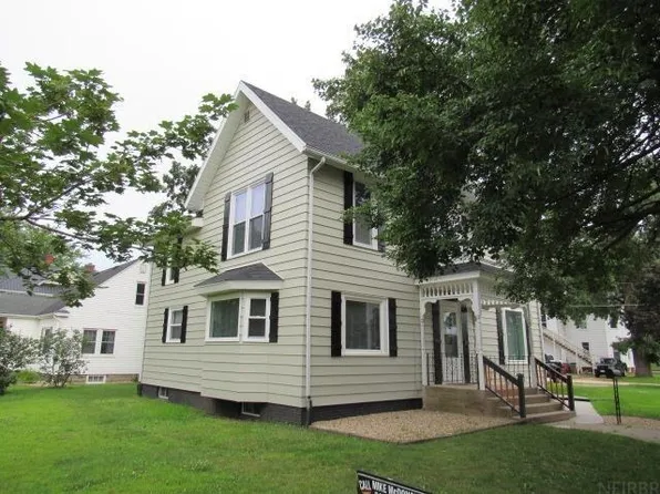 300 S Brewer St, Manchester, IA 52057