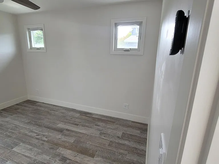 704B Laurel Ave — Photo 15