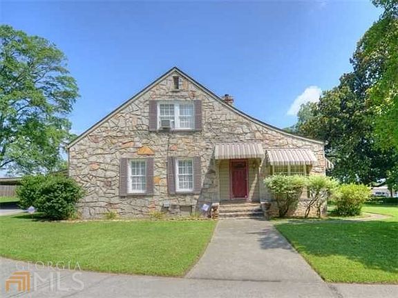 Side view of this charming home/office! Notice the stone siding! Rumors say the stone came from Ston
