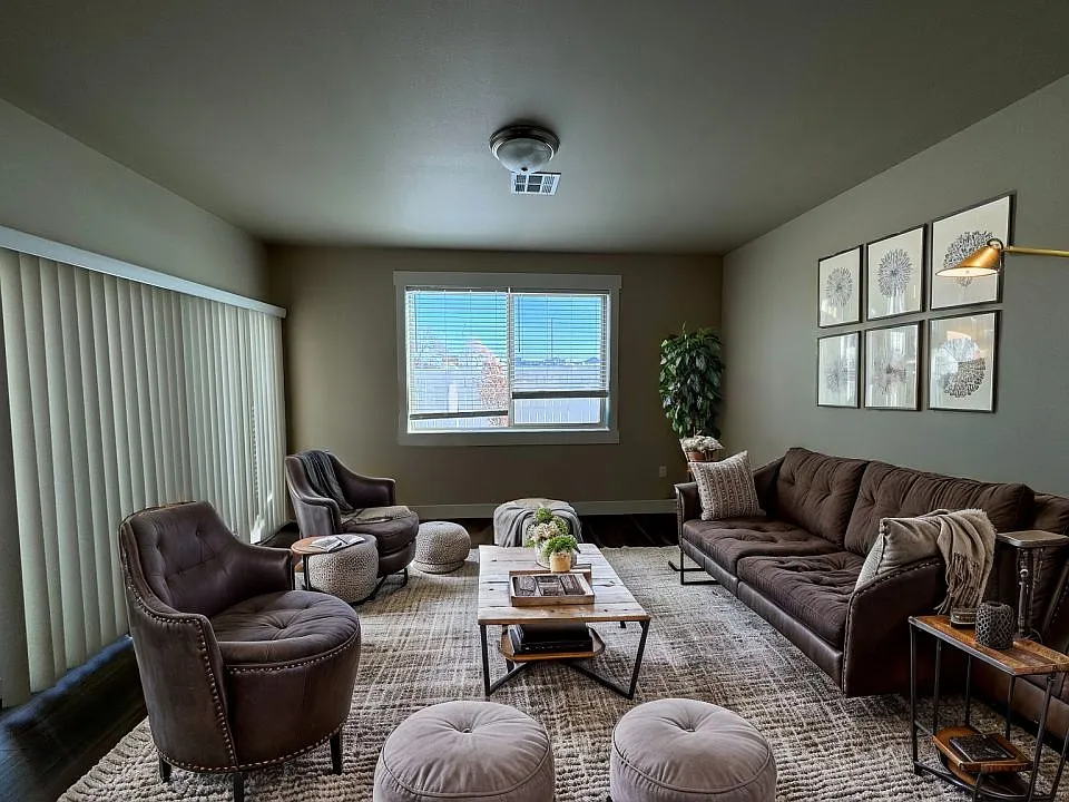 2 bed, 1.5 bath, 1200 sqft, $1,645 — Photo 3