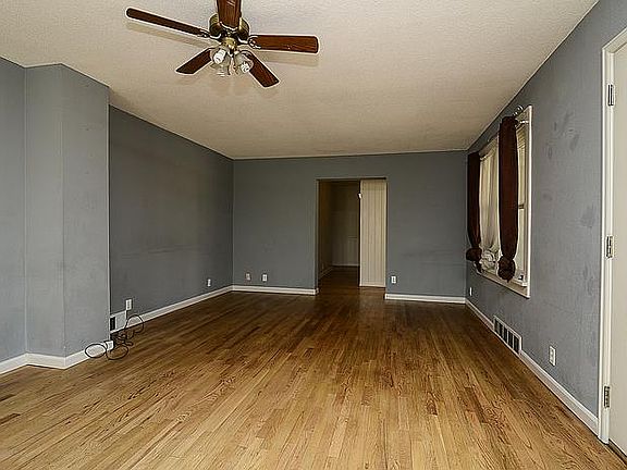 Living Room: 20’X13’  